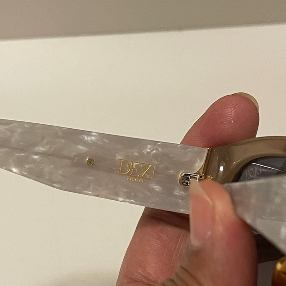 Dezi Eyewear - Charge It Alluded Nud
/ Smoke Gradient. Chic and attractive - Picture 6 of 16